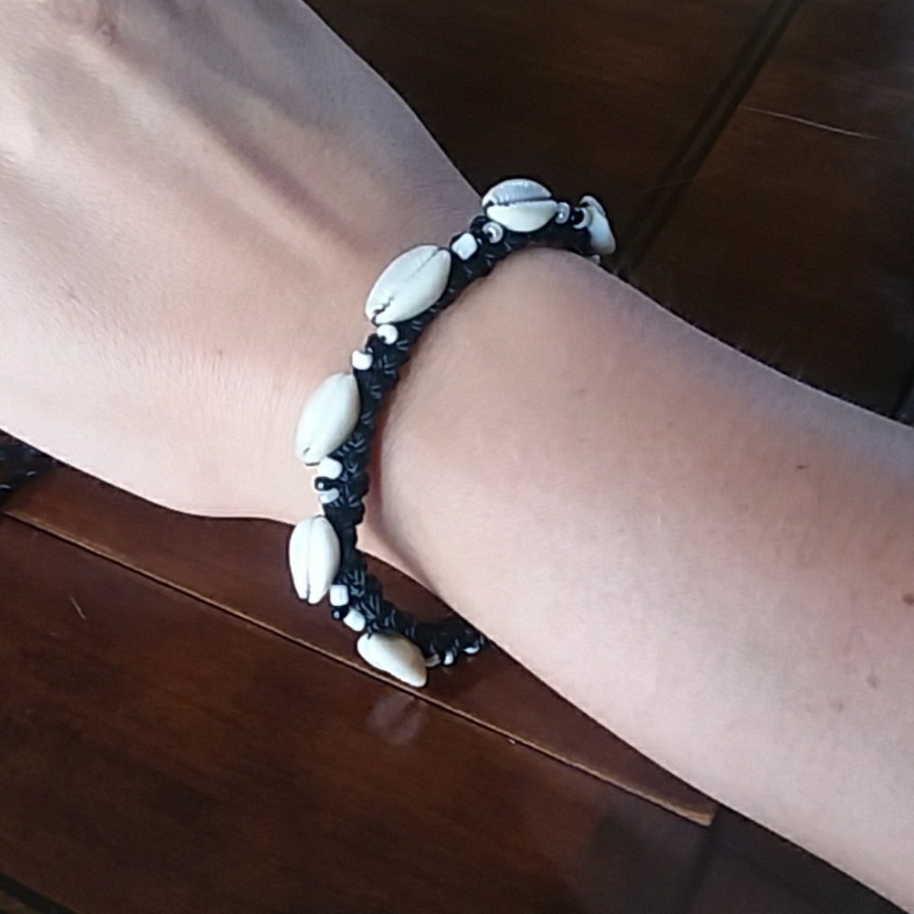 Pooka shell bracelet - Picture 2 of 2